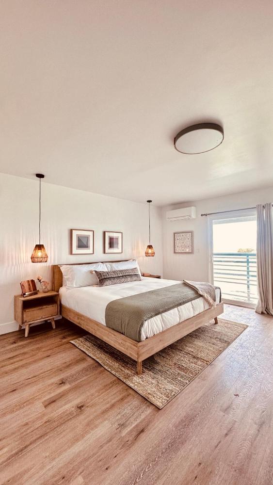 Deluxe King Room interior
